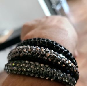 Hinged bracelet with three color rhinestones